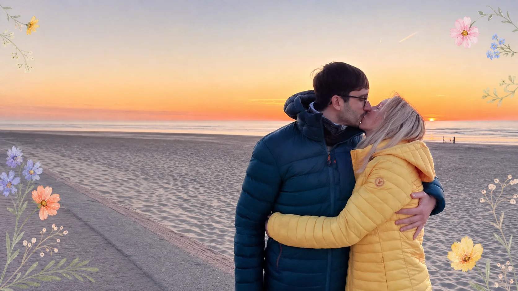Sarah et Quentin s’embrassent sur la plage au coucher du soleil